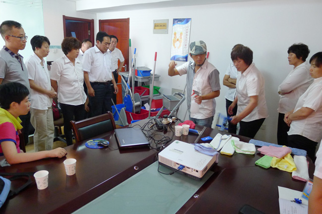 2013年6月，我司品牌經理/資深培訓師到達當地分銷商舉辦為期兩天的清潔工具標準化培訓課程。