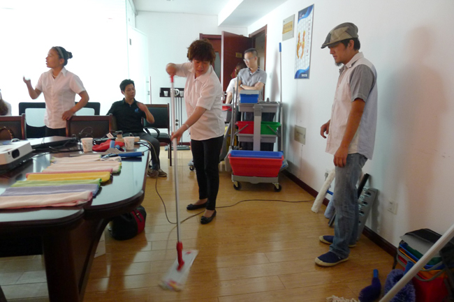 2013年6月，我司品牌經理/資深培訓師到達當地分銷商舉辦為期兩天的清潔工具標準化培訓課程。